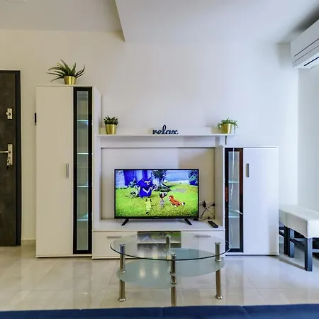 Apartman - With Summer Balcony And Parking Zára