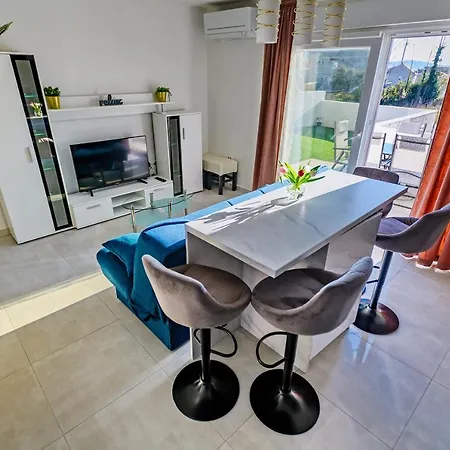 Apartman - With Summer Balcony And Parking *