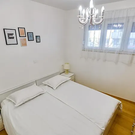 公寓 - With Summer Balcony And Parking *