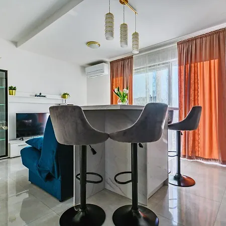 Apartman - With Summer Balcony And Parking Zára