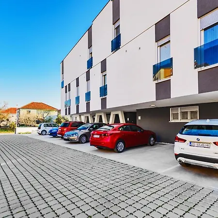 - With Summer Balcony And Parking * Zára