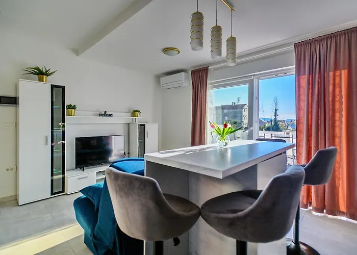 - With Summer Balcony And Parking * Ζαντάρ