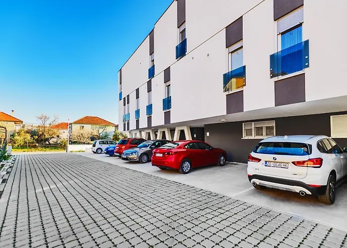 - With Summer Balcony And Parking * Ζαντάρ